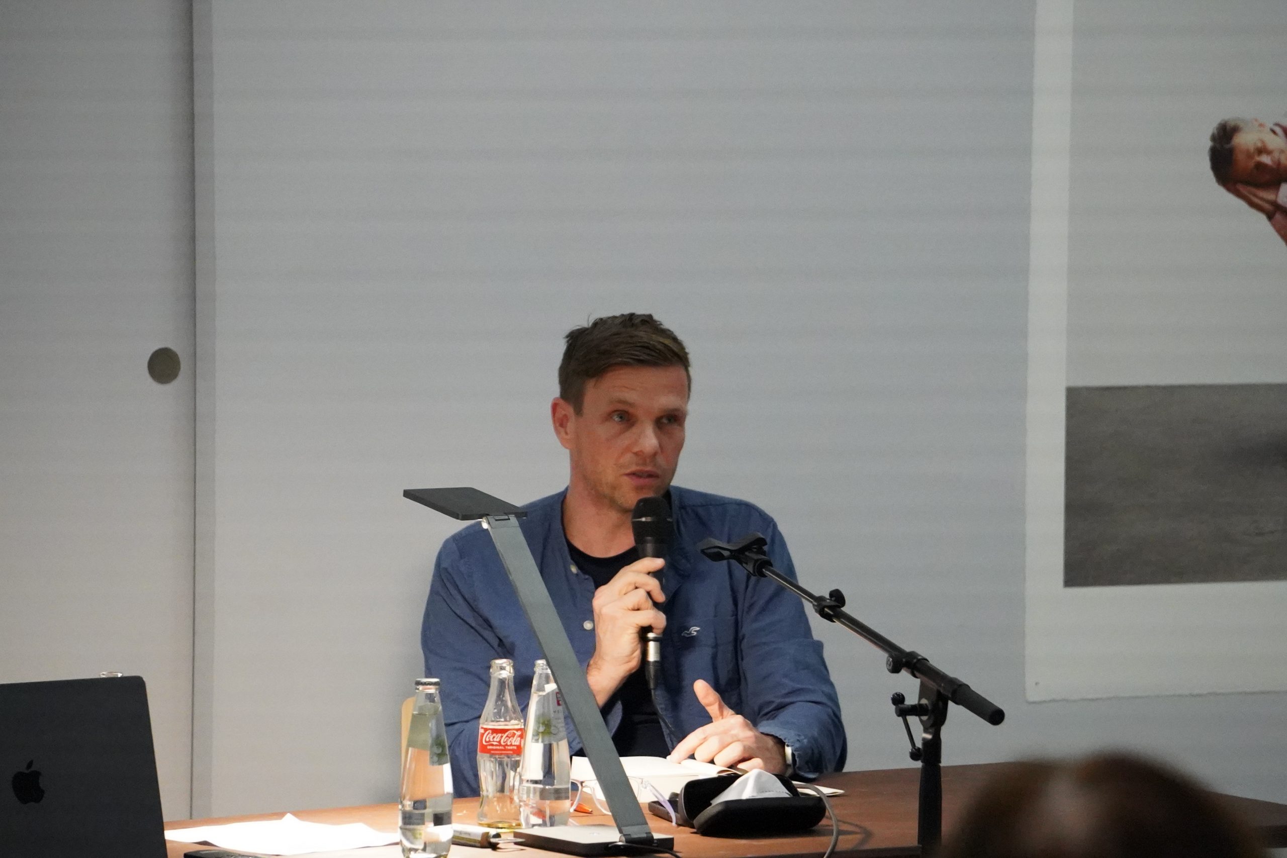 Kaminabend im Kunsthaus: Steffen Dobbert stellte sein Buch »Nord Stream: Wie Deutschland Putins Krieg bezahlt« vor